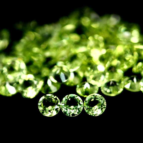 Brilliant 5.50ct set of matched diamond cut Peridot