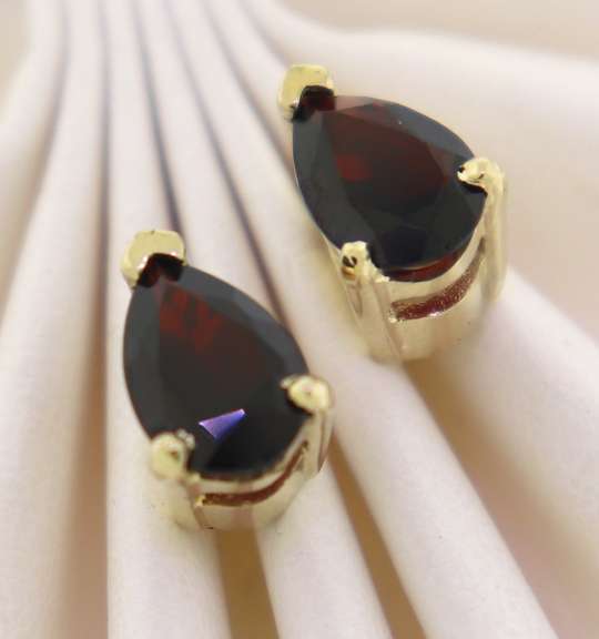 Pretty 14kt Yellow Gold Pear Cut Garnet Earrings