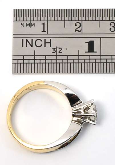 Tasteful Diamond Ring in 14K White Gold