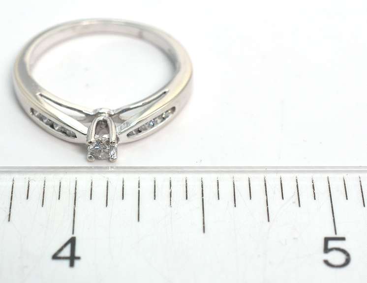 Sweet Diamond Ring in White Gold