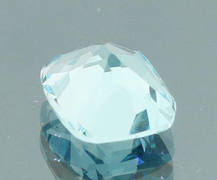 Brilliant 7.04ct cushion cut sky blue Topaz