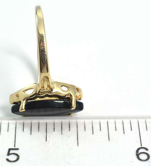 Striking Onyx Ring in Yellow Gold