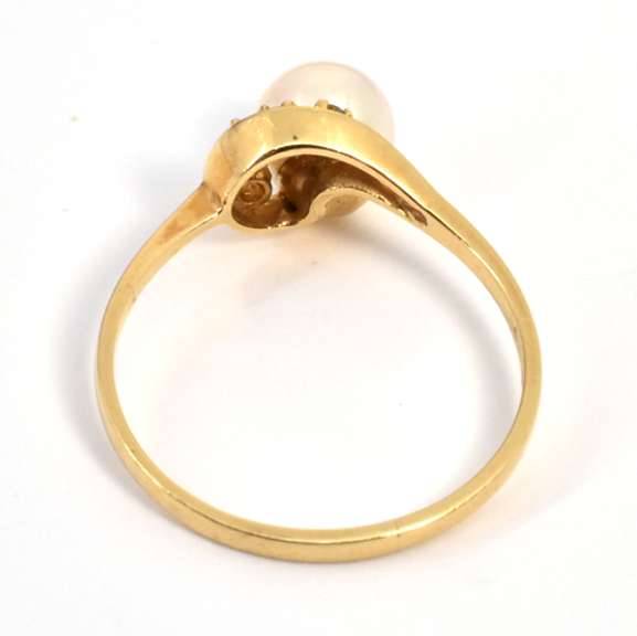 Lustrous Pearl & Diamond Ring