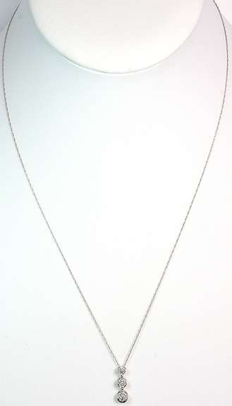 Sweet Graduated Diamond necklace in White GOld