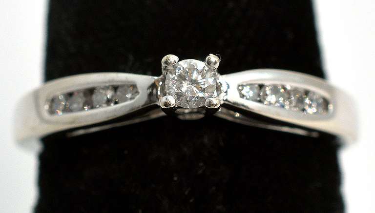 Sweet Diamond Ring in White Gold
