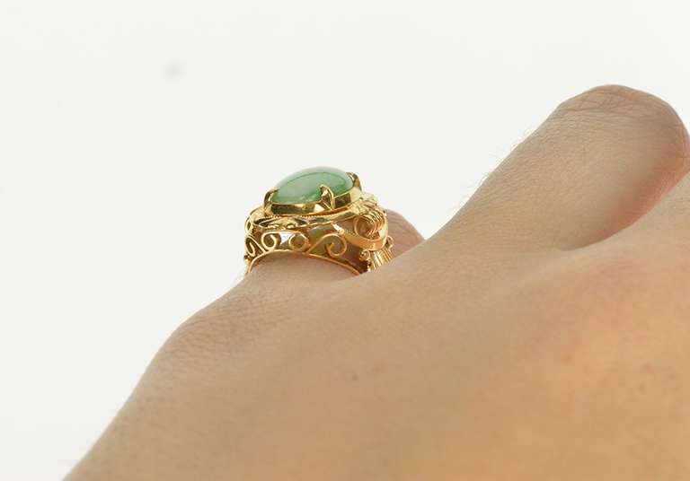 18K Yellow Gold Ornate Oval Jadeite Inset Retro Fashion Ring