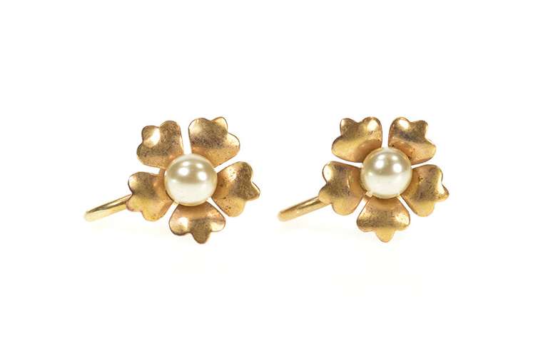 10K Yellow Gold 1960's Retro Flower Pearl Inset Screw Back Earrings
