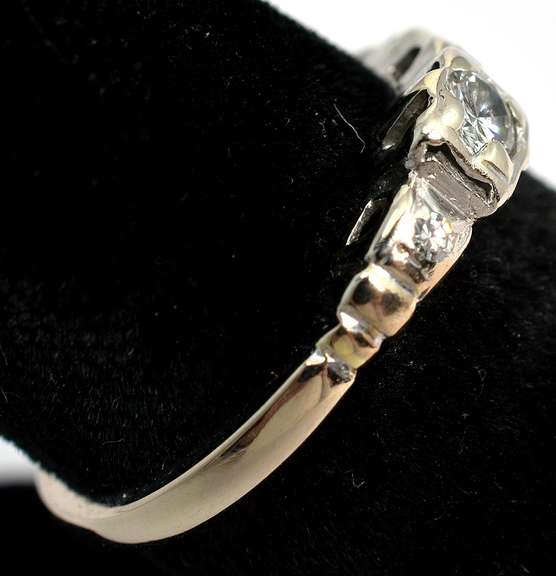 Lovely 0.14CTW Diamond Ring in 14KT White Gold