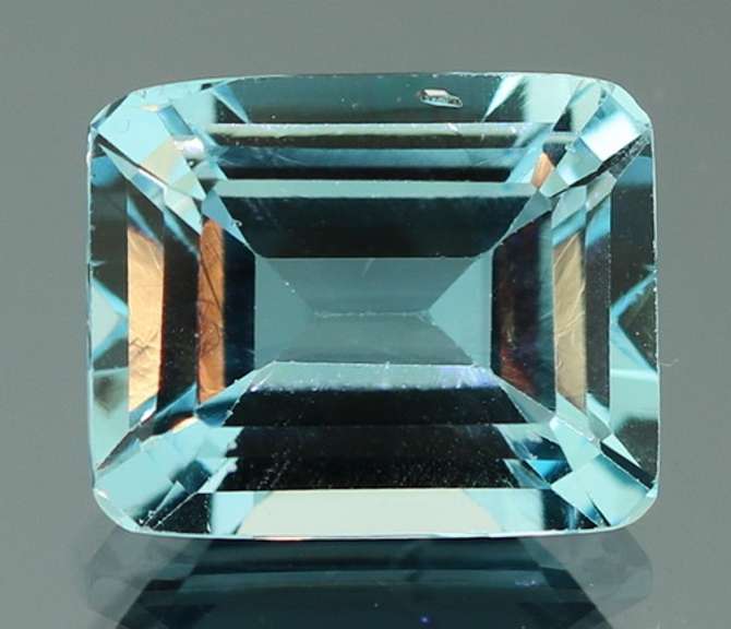 Beautiful 5.29ct emerald cut Topaz