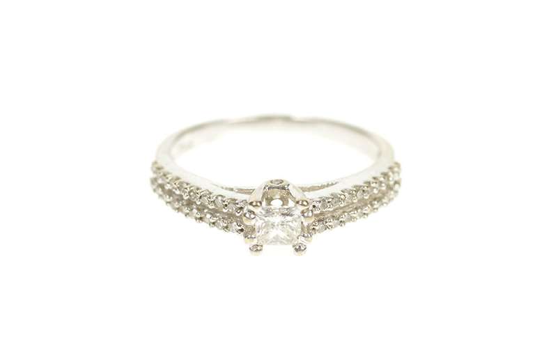 10K White Gold Classic Round Diamond Promise Engagement Ring
