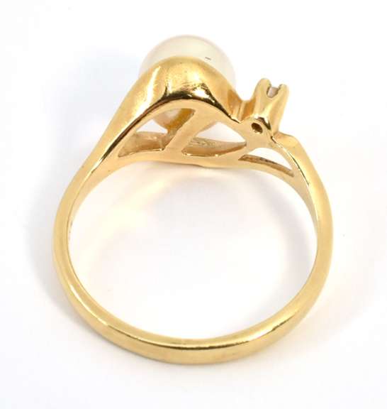 Feminine Pearl & Diamond Ring