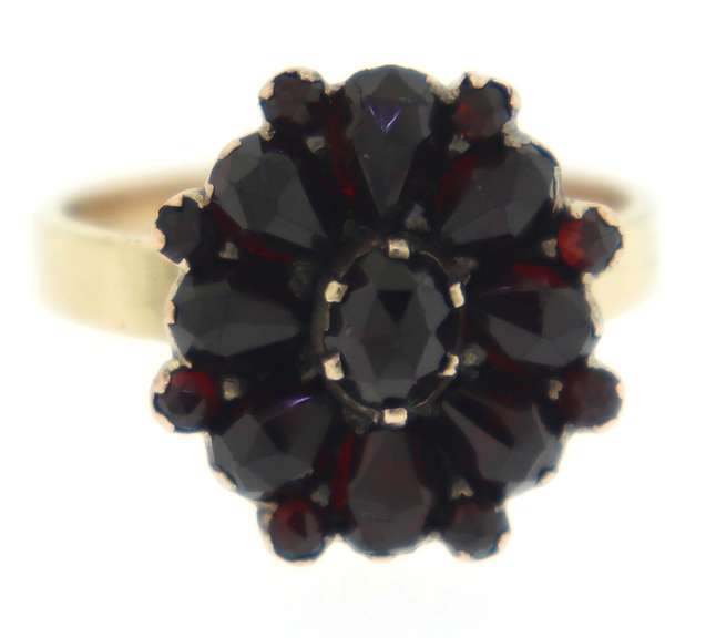 Beautiful Yellow Gold Garnet Cluster Ring