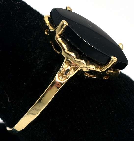 Striking Onyx Ring in Yellow Gold