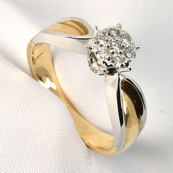 Tasteful Diamond Ring in 14K White Gold