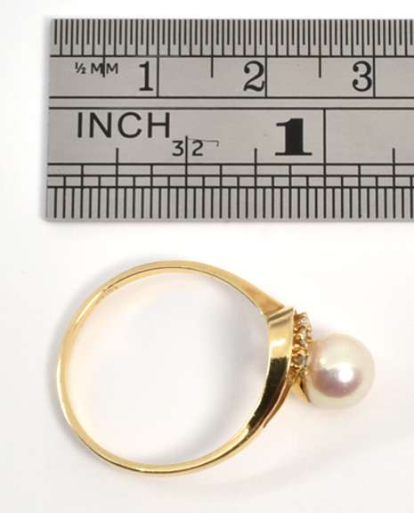 Lustrous Pearl & Diamond Ring