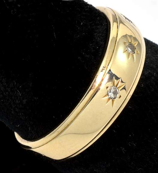 Cute Diamond Star Band in 14KT Yellow Gold