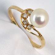 Lustrous Pearl & Diamond Ring