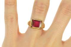 10K Yellow Gold 1930's Syn. Ruby Etched Leaf Vine Pattern Ring