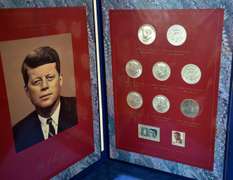 Lot of 2 coin displays