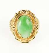 18K Yellow Gold Ornate Oval Jadeite Inset Retro Fashion Ring