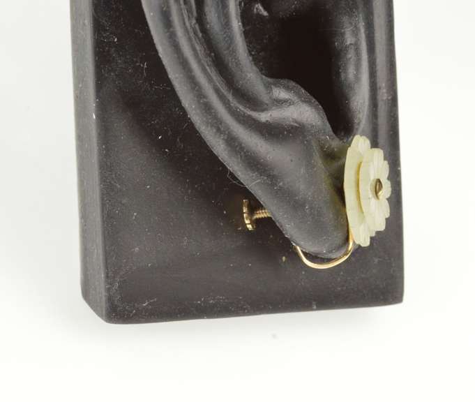 10K Yellow Gold Carved Quartz Daisy Flower Screw Back Earrings