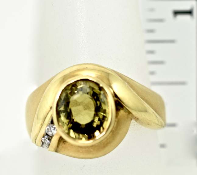 Elegant 18K Yellow-Green Sapphire Ring