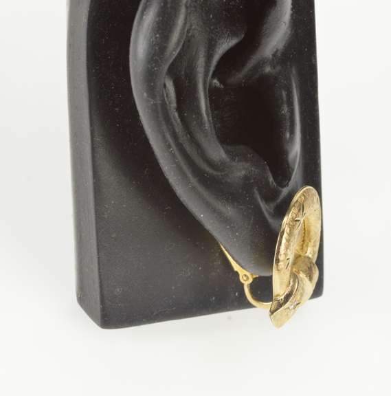 14K Yellow Gold Diamond Retro Pattern Textured Wreath Clip Earrings