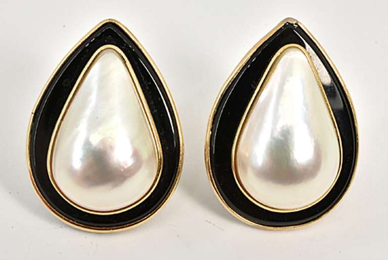 Sophisticated Mobé Pearl & Onyx Earrings in 14K YG