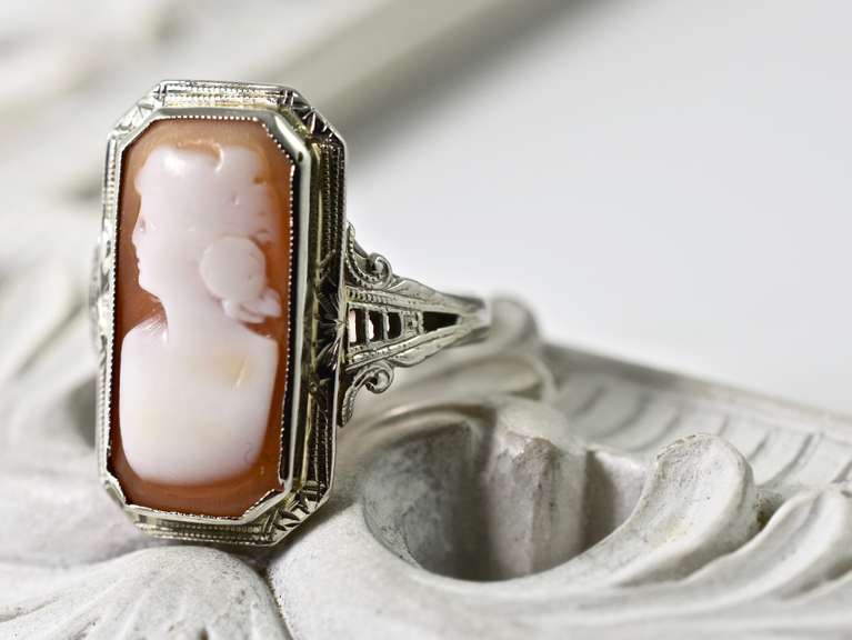 Perfectly Charming 18K Antique Cameo Ring