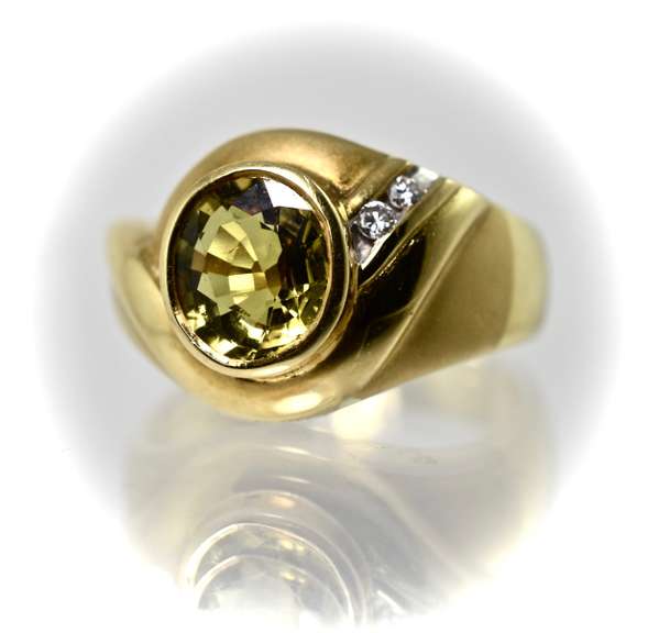 Elegant 18K Yellow-Green Sapphire Ring
