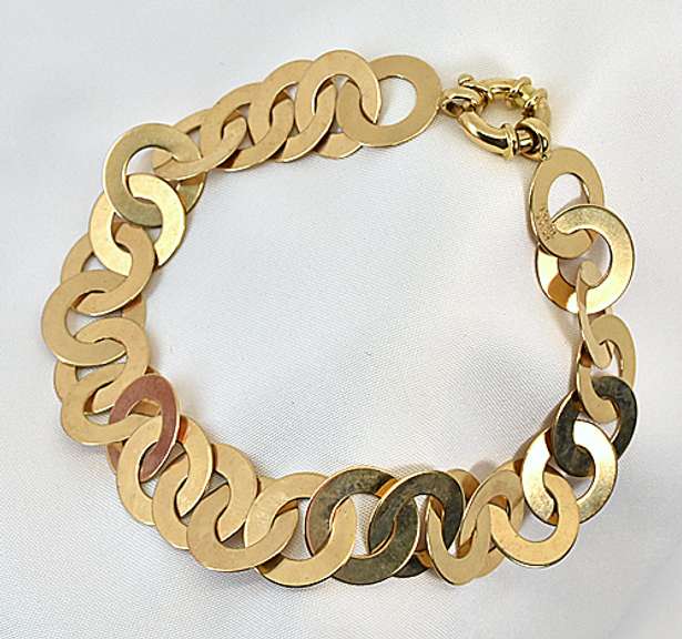 Interesting Interlocking Discs Bracelet