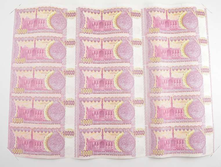 Uncut Roll of 2002 Iraq 10,000 Dinars Bank Notes