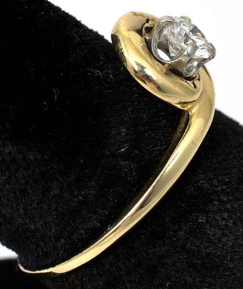 Unique Diamond Solitaire Ring in 14KT