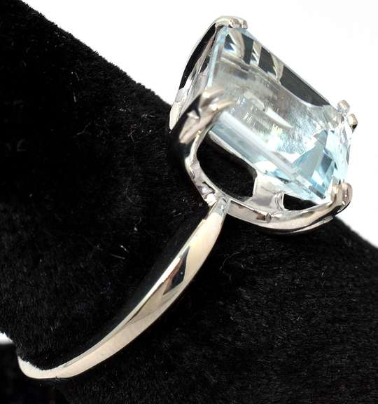 Stunning 14KT Aquamarine Ring