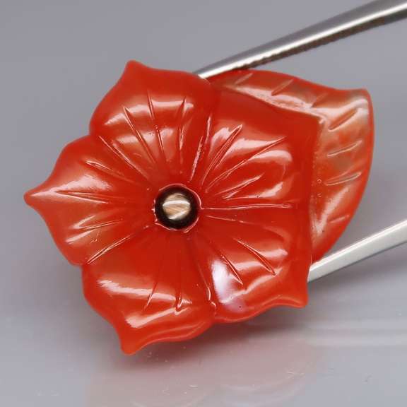 Translucent! 33.90ct Agate and Sapphire carving