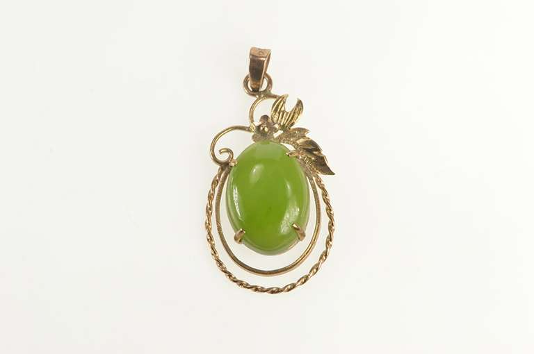 14K Yellow Gold Oval Green Nephrite Jade Swirl Floral Motif Pendant