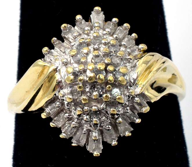 Sparkly Diamond Cluster Ring in Yellow Gold