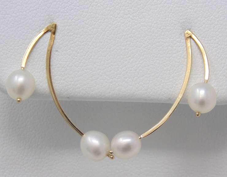 Gorgeous Pearl Curved Earrings in 14kt