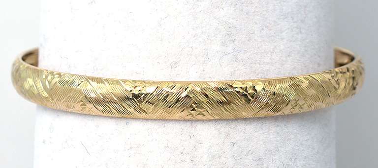 Luxurious Etched Bangle in Yellow Gold