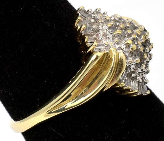 Sparkly Diamond Cluster Ring in Yellow Gold