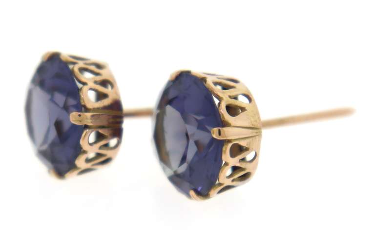 Stylish 14kt YG Synthetic Alexandrite Stud Earrings