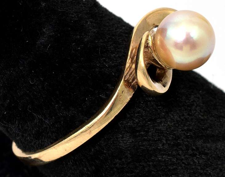 Vintage Pearl Ring in Yellow Gold
