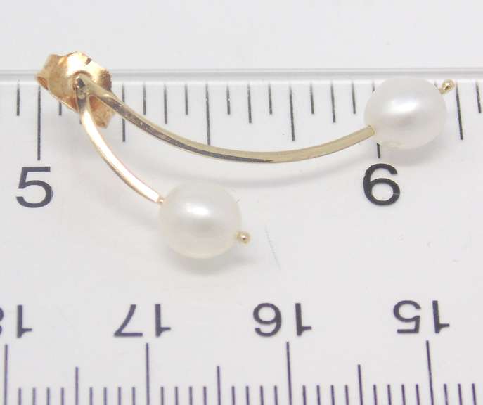 Gorgeous Pearl Curved Earrings in 14kt