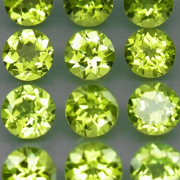 Fantastic 5.04ct 5mm round cut Peridot set