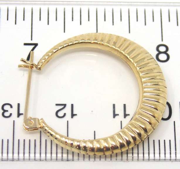 Beautiful Yellow Gold Ribbed Earrings