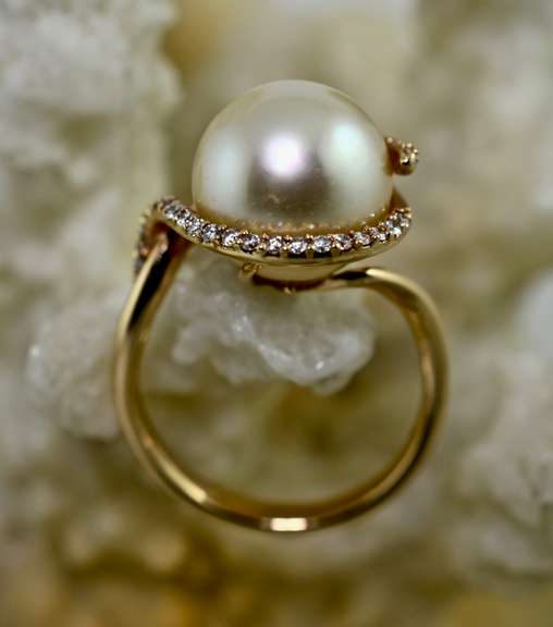 Exceptional 18K South Sea Pearl and Diamond Ring
