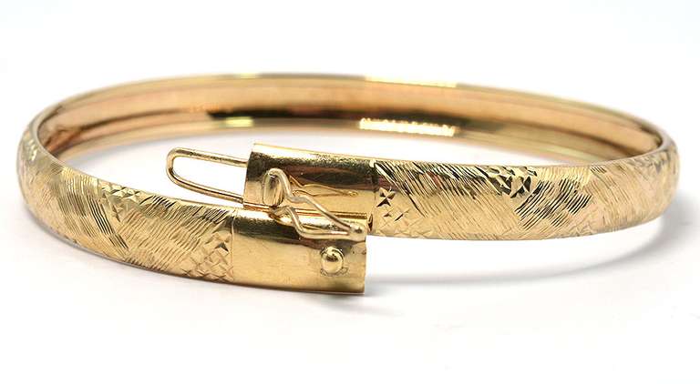 Luxurious Etched Bangle in Yellow Gold