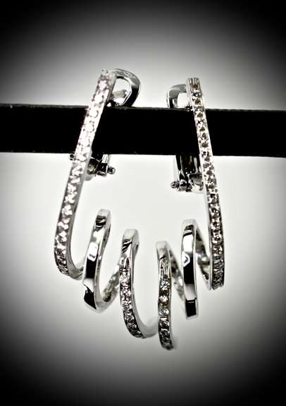 Contemporary 18K White Gold Diamond Earrings