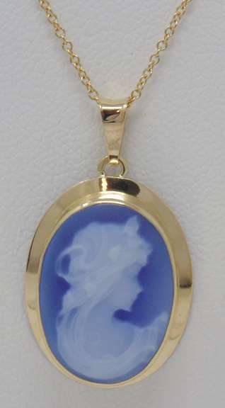 Pretty Yellow Gold Cameo Necklace