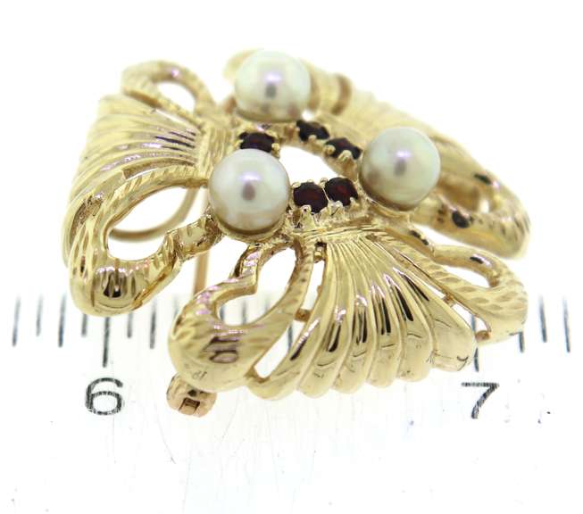 Pretty Yellow Gold Pearl and Garnet Brooch
